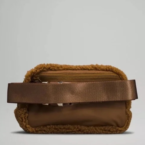 NWT lululemon camel everywhere fleece bag - Picture 2 of 3
